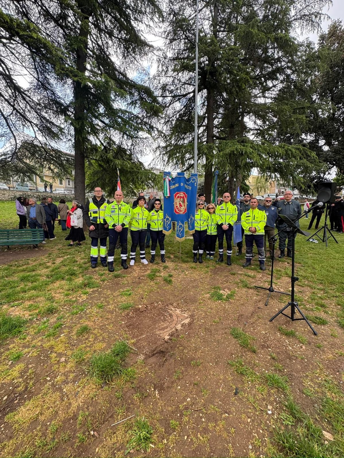 Volontari schierati con gonfalone Comune di Sezze