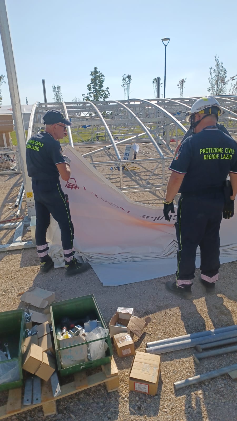 Volontari assemblaggio tenda emergenza