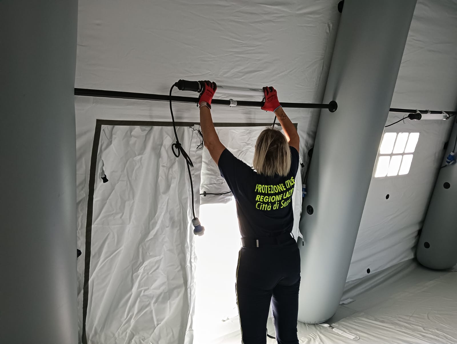 Volontaria montaggio tenda pneumatica
