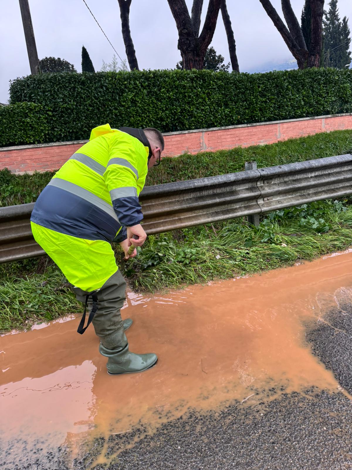 Volontario durante intervento allagamento stradale