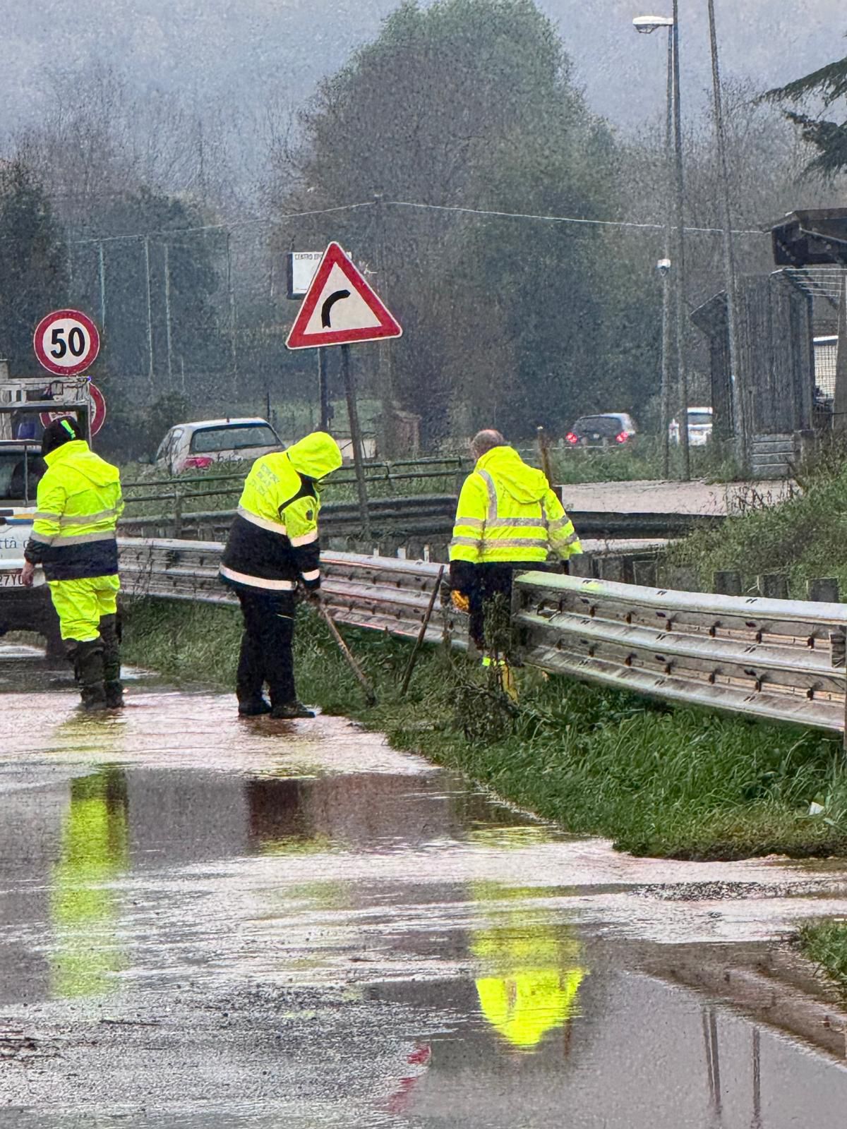 Intervento su strada allagata