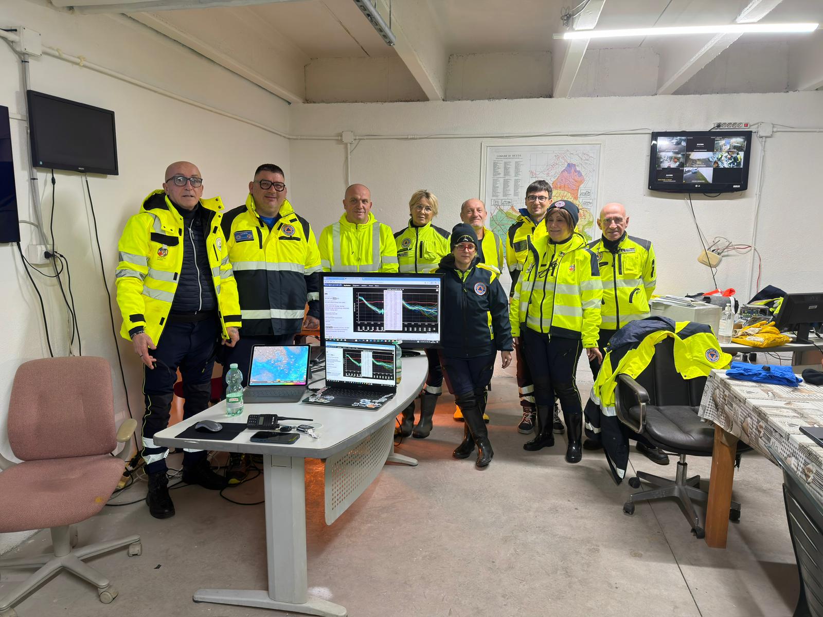 Team operativo in sala operativa con monitor