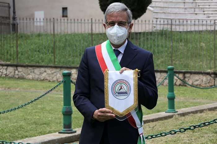 Sindaco con gagliardetto Protezione Civile